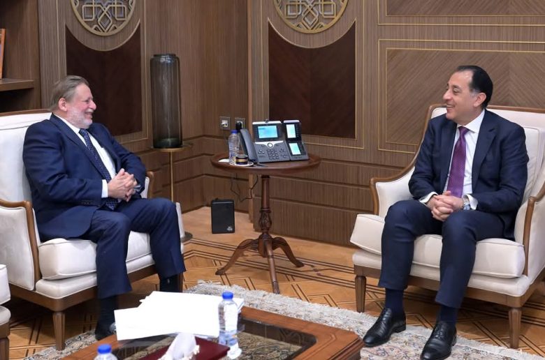 رئيس الوزراء يستعرض جهود إتاحة الموارد المالية لتوفير السلع مع محافظ البنك المركزي