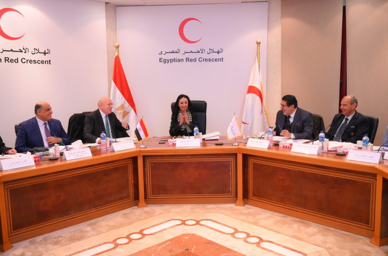 وزيرة التضامن تترأس اجتماع مجلس إدارة الهلال الأحمر وتكرم شابين أنقذا 3 أطفال من حريق