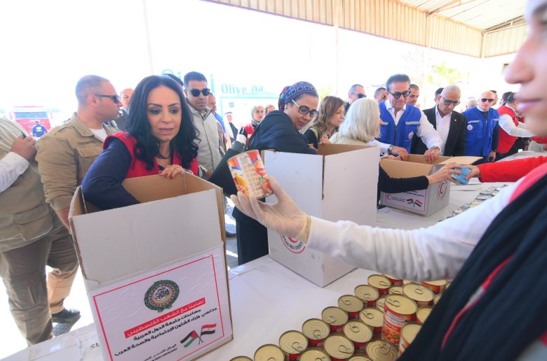 نائب رئيس الوزراء ووزيرة التضامن يطلقان قافلة مساعدات «الشؤون الاجتماعية العرب» لدعم غزة