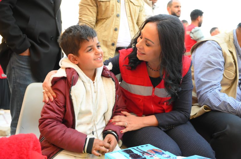 وزيرة التضامن تستقبل عددا من المصابين الفلسطينيين على معبر رفح البري