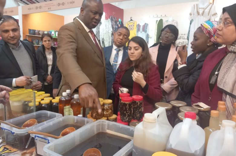 سفير الكونغو الديمقراطية بالقاهرة يزور معرض«ديارنا للحرف اليدوية والتراثية»