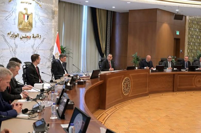 رئيس الوزراء يبحث تنفيذ مشروع للحد من حوادث السكك الحديدية بشراكة سلوفينية