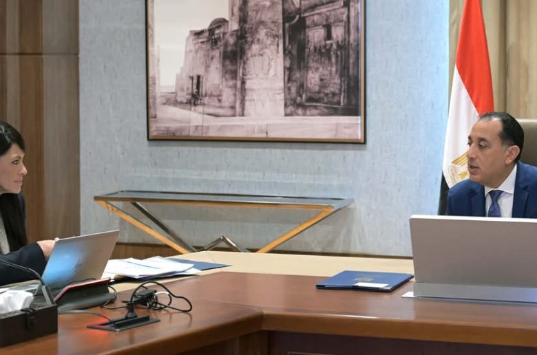 رئيس الوزراء يتابع مع وزيرة التخطيط والتعاون الدولي عدداً من ملفات العمل