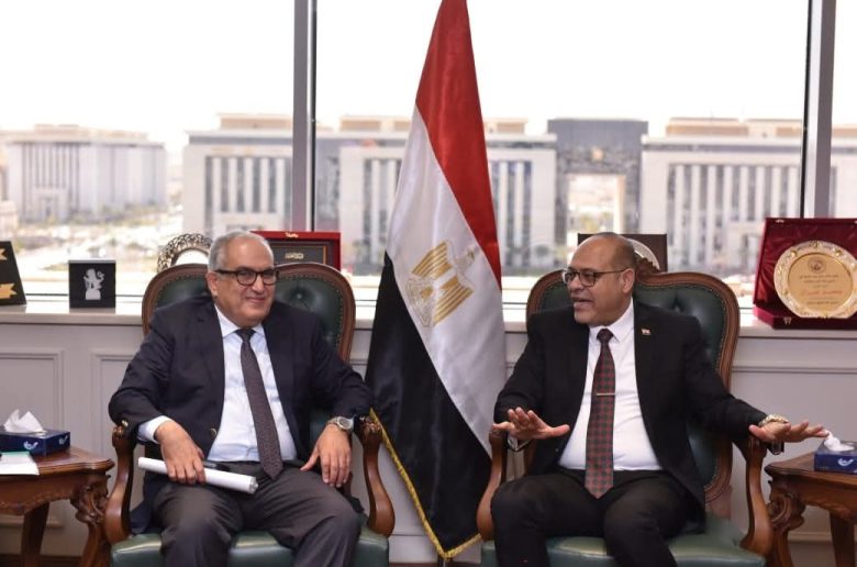 وزير العمل يبحث مد الحماية الاجتماعية للعمالة غير المنتظمة مع رئيس التأمين الصحي 
