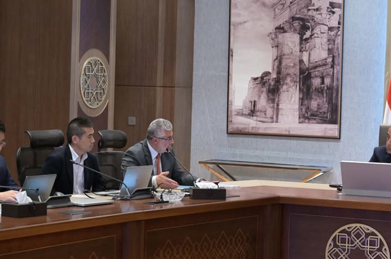 رئيس الوزراء يستعرض خطة إقامة مشروع لتوطين صناعة زجاج الألواح الشمسية