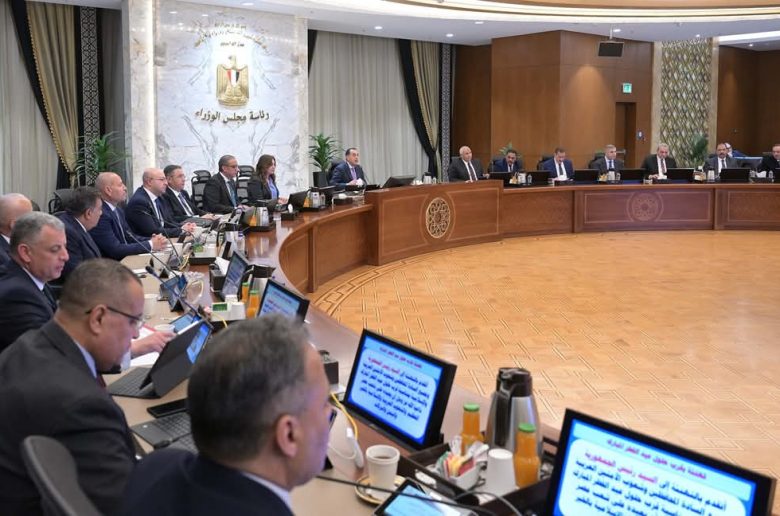 رئيس الوزراء يؤكد استمرار عمل الشوادر والمعارض لتوفير السلع بأسعار مناسبة