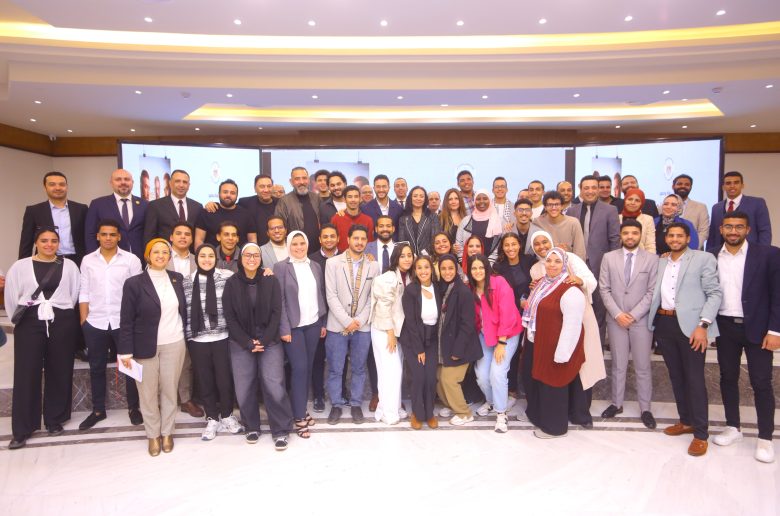 وزيرة التضامن تكرم فريق عمل مسلسل «ولاد الشمس» بحضور أبناء مؤسسات الرعاية