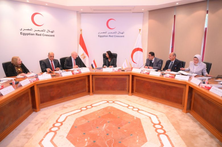 الهلال الأحمر المصري يناقش جهود دعم ومساندة الأشقاء الفلسطينيين 