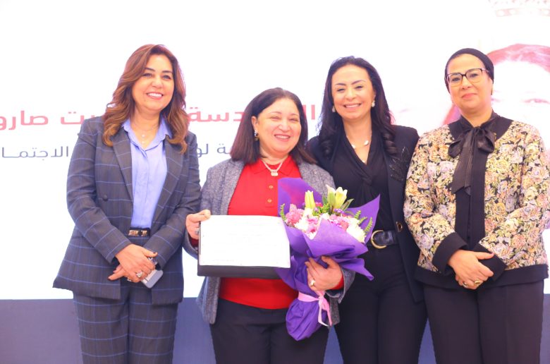وزيرة التضامن تكرم مرجريت صاروفيم ومها هلالي.. أمهات مثاليات بالوزارة التضامن