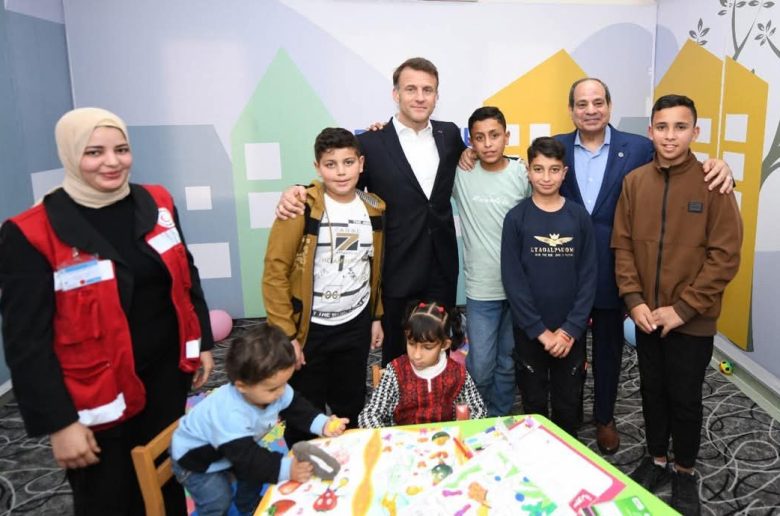 الرئيسان السيسي وماكرون يتفقدان مستشفى العريش ويلتقيان عدد من الجرحى الفلسطينيين
