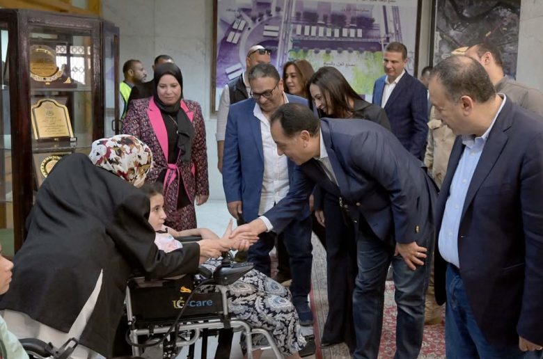 رئيس الوزراء يسلم 22 من ذوي الهمم كراسي متحركة كهربائية بمحافظة أسيوط