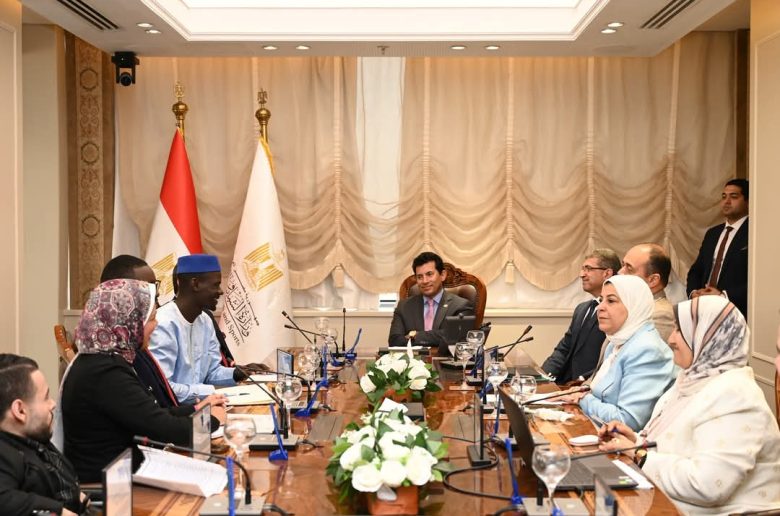 وزير الشباب ومنظمة «الكنفجيس» يسلمان منح تمويلية للشباب أصحاب المشروعات الصغيرة