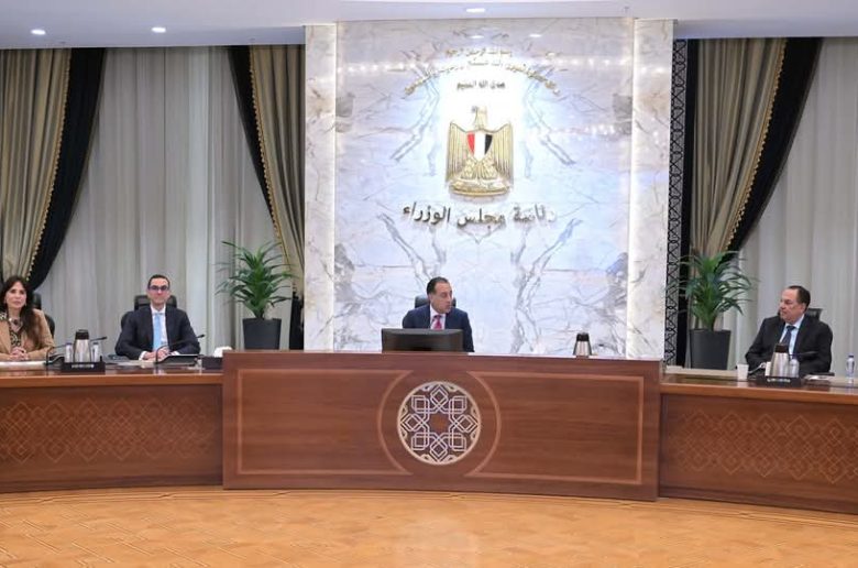 رئيس الوزراء يبحث فرص التعاون مع وفد من أعضاء مجلس التعاون المصري الكويتي