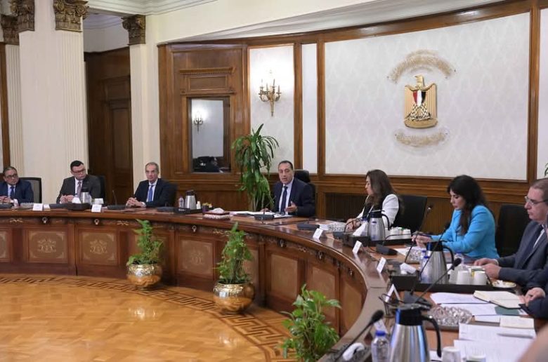 رئيس الوزراء يؤكد أهمية توحيد مختلف الرسوم الخاصة باستخراج التراخيص