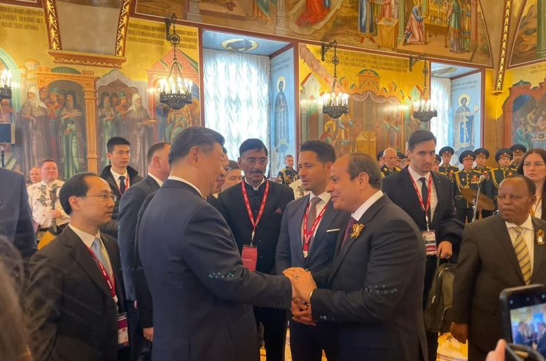 الرئيس السيسي يتبادل أحاديث ودية مع نظيره الصيني بالعاصمة الروسية
