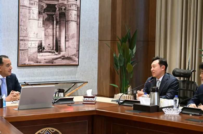 رئيس الوزراء يوجه بعقد مناقشات مع «سامسونج» لشرح آلية تقديم حوافز استثنائية