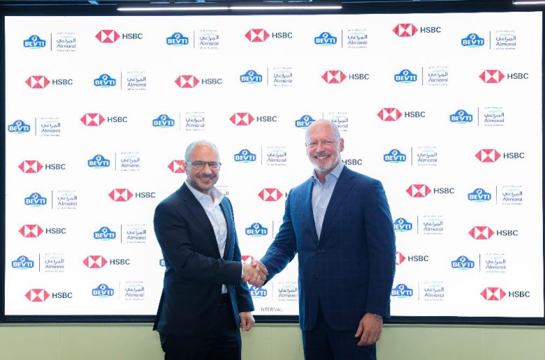 جانب من التوقيع