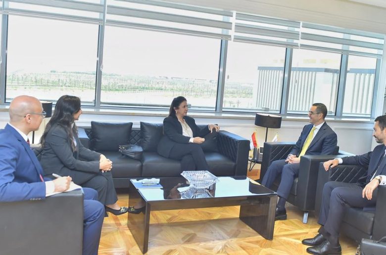 وزير الاستثمار يجتمع مع مسؤولي أكسا