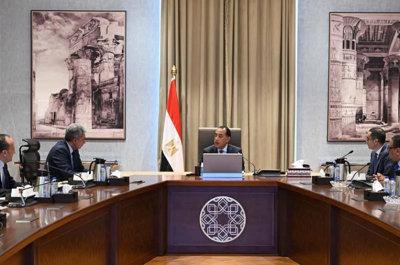رئيس الوزراء يستعرض الفرص الاستثمارية بقطاعي السياحة والآثار 
