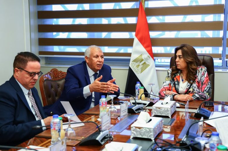 وزيرة التنمية المحلية ومحافظ الوادي الجديد يتابعان خطوات إنشاء مركز إنتاج الحرير الطبيعي