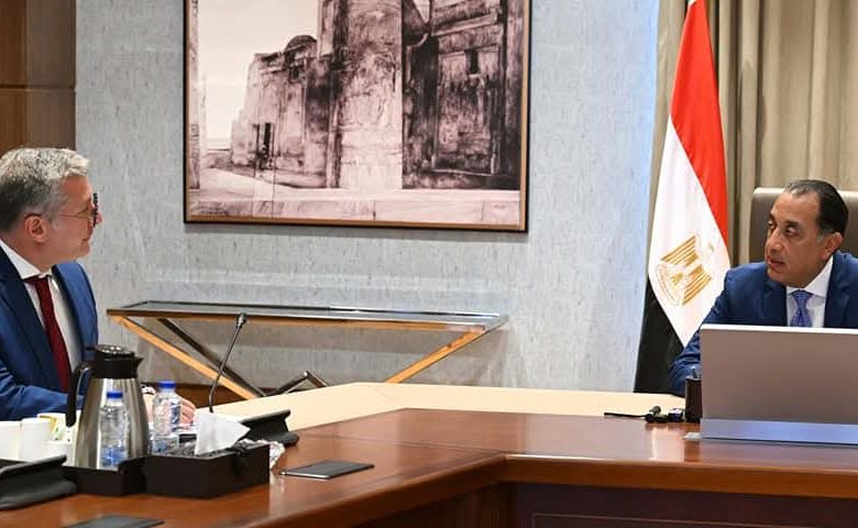 رئيس الوزراء يؤكد دعم الدولة لقطاع البترول وإتاحة المحفزات لجذب الاستثمارات الأجنبية
