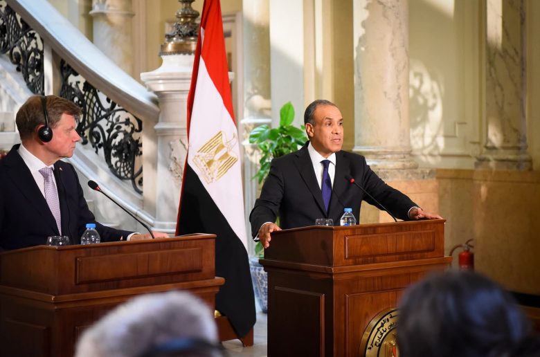 وزير الخارجية يناقش مع نظيره الألماني العلاقات الثنائية والتطورات الإقليمية 