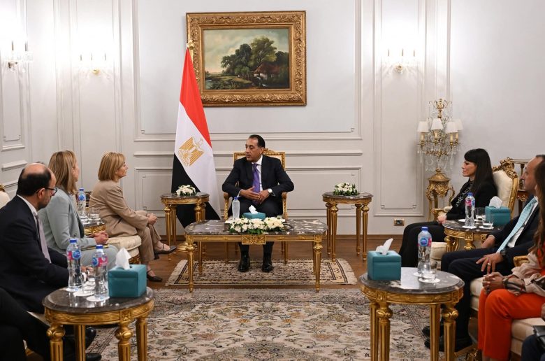 رئيس الوزراء يؤكد  التزام الحكومة بدعم وتشجيع القطاع الخاص