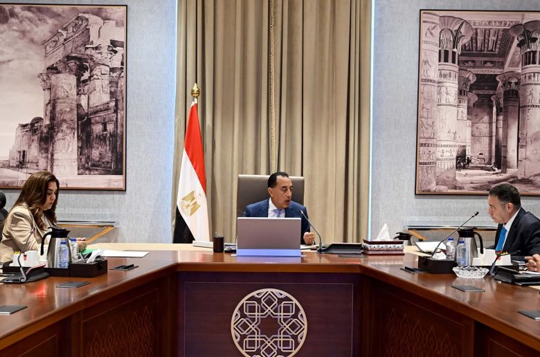 رئيس الوزراء: يوجه بالتزام الفنادق بتشغيل محطات تحلية المياه الخاصة بها