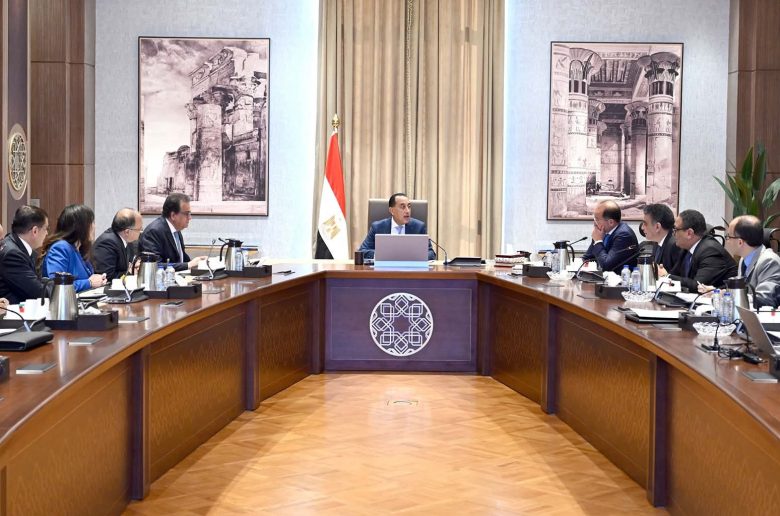 رئيس الوزراء يتابع موقف توفير الأدوية والمستلزمات الطبية