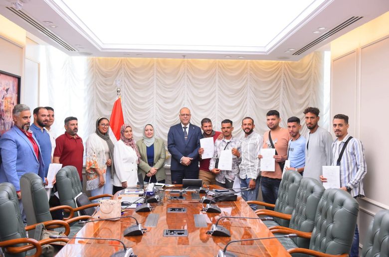 وزير العمل يسلم عقود لعمال مصريين في مجالات زراعة النخيل وتربية السمان بالأردن 