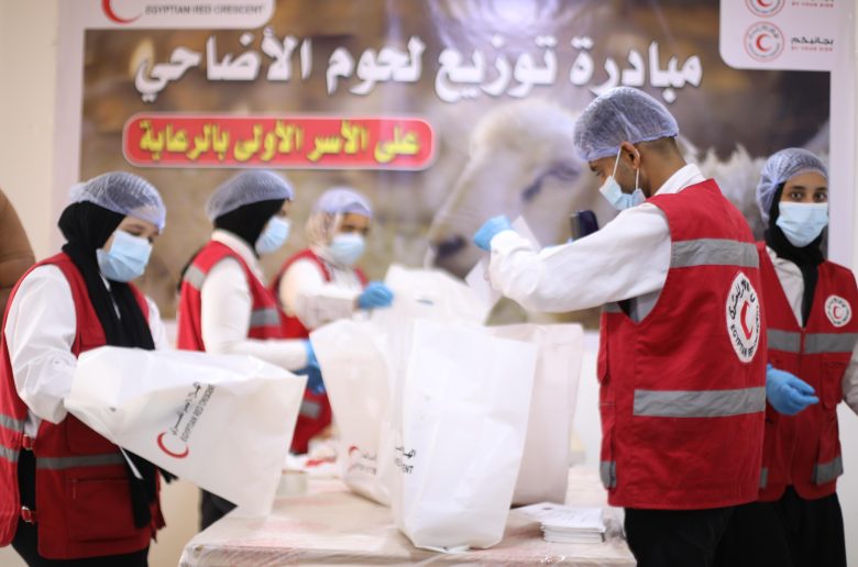 الهلال الأحمر يوزع أضاحي العيد على الأسر الأولى بالرعاية ويستهدف 20 ألف أسرة