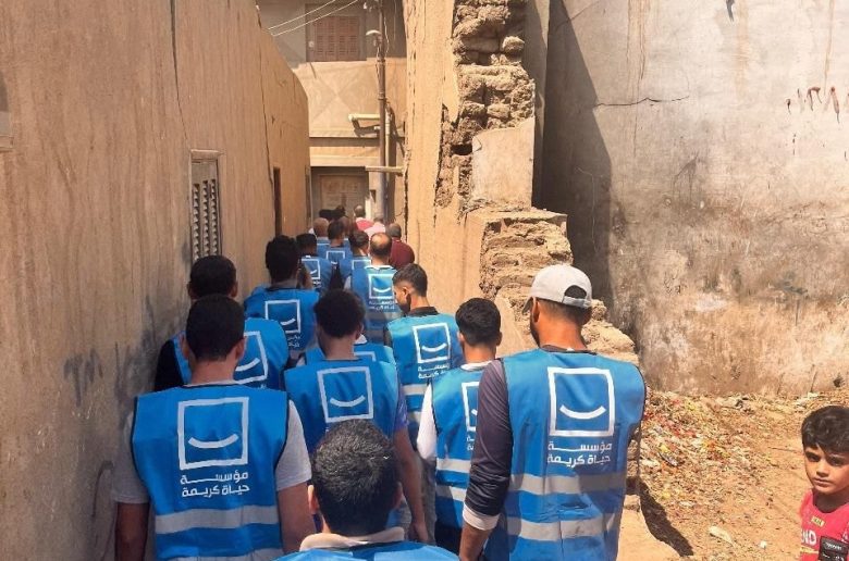 جانب من الوفد للقرية