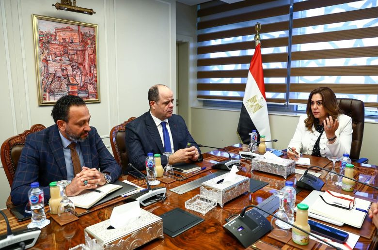 وزيرة التنمية المحلية تتابع جهود تحسين مستوي النظافة والمخلفات الصلبة بالقاهرة والجيزة