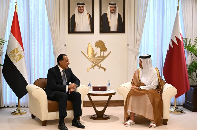 التقى الدكتور مصطفى مدبولي، رئيس مجلس الوزراء، مساء اليوم، معالي الشيخ محمد بن عبد الرحمن بن جاسم آل ثاني، رئيس مجلس الوزراء ووزير الخارجية