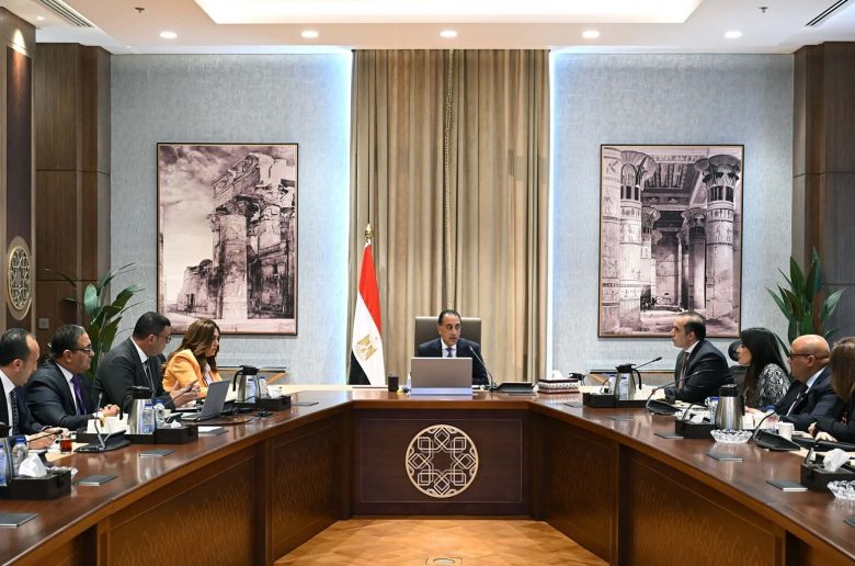 رئيس الوزراء يناقش الآليات المقترحة لتطبيق القواعد المنظمة لقانون الإيجار الجديد