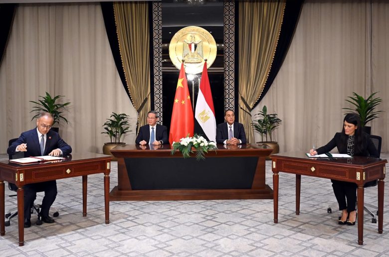 رئيس الوزراء المصري ونظيره الصيني يشهدان مراسم توقيع مجموعة وثائق لتعزيز التعاون المشترك