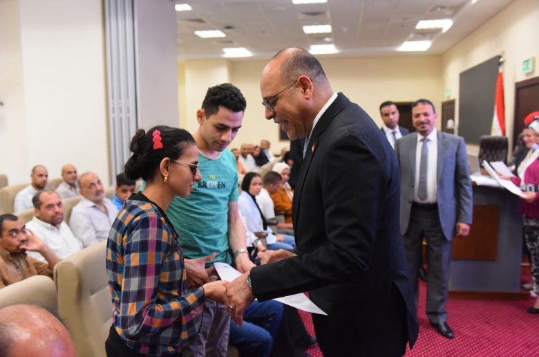 وزير العمل يسلم عقود جديدة لذوي همم بالقاهرة لدمجهم في سوق العمل