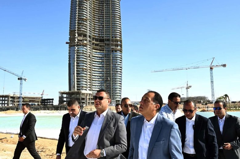رئيس الوزراء يتفقد مشروعات «أبراج الداون تاون» و«داون تاون لاجون» بالعلمين الجديدة