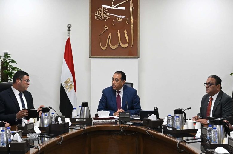رئيس الوزراء يتابع إجراءات تنفيذ الخطة الاستراتيجية لتحلية مياه البحر