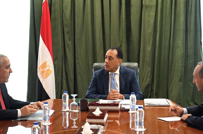 رئيس الوزراء يستعرض مع رئيس الهيئة الوطنية للصحافة عددا من الموضوعات