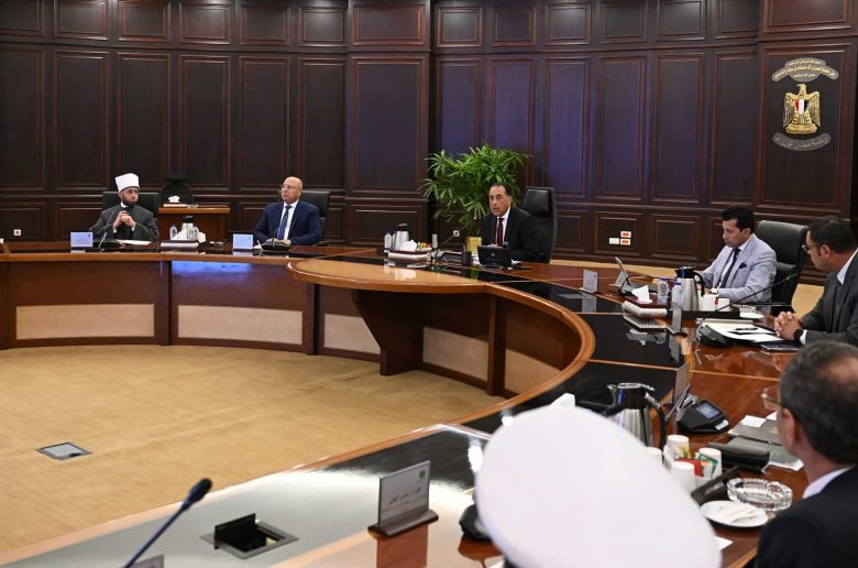 رئيس الوزراء يوجه بمراجعة شاملة لإجمالي أعمال الصيانة بجميع الطرق