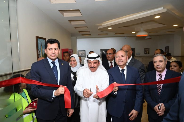 وزير الشباب يسلم عقود دعم 82 مشروع للأسر الأولى بالرعاية بالأميرية