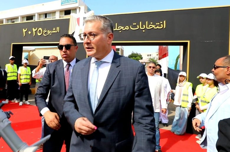 وزير البترول يدلي بصوته بالانتخابات