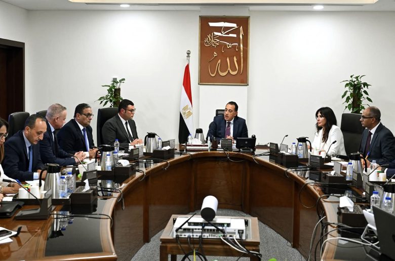 رئيس الوزراء يتابع الموقف التنفيذي لمشروعات تحلية مياه البحر