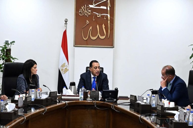رئيس الوزراء يناقش زيادة الاعتمادات المالية المخصصة لصيانة المنشآت الحكومية