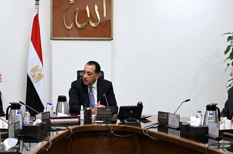 رئيس الوزراء يستعرض خطط التحول الرقمي وجذب الاستثمارات بمجال الاتصالات