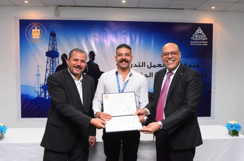 وزير العمل يسلم 97 شهادة لخريجي دورات تدريب مجانية بمجالات الخدمات البترولية