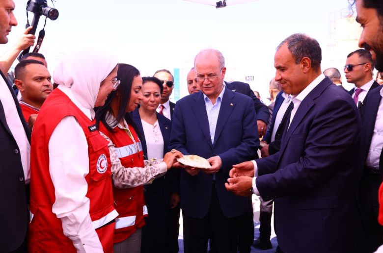 وزيرا التضامن والخارجية ورئيس وزراء فلسطين يتفقدون المطبخ الإنساني بالعريش
