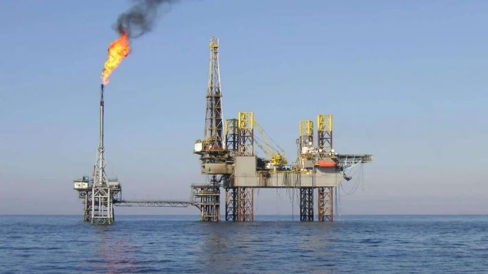الحكومة تسدد 500 مليون دولار جديدة من مستحقات شركات النفط الأجنبية | أموال الغد