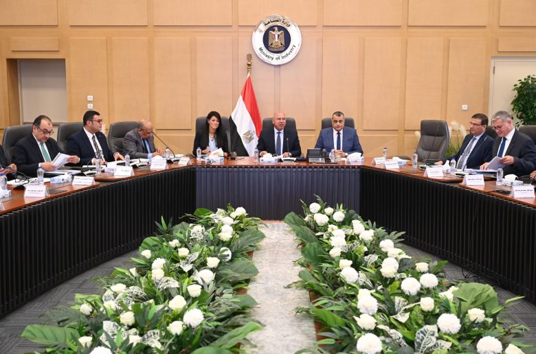 جانب من اجتماع المجموعة الوزارية للتنمية الصناعية